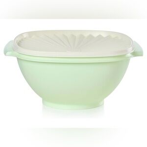 Tupperware Heritage Collection 11.75 Cup Bowl with Starburst Lid 2 Pack